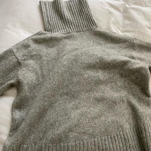 Gray turtleneck sweating with tailored stitching - Picture 9 of 11